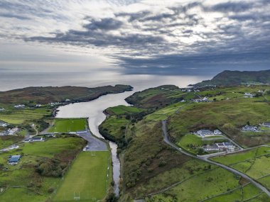 İrlanda Donegal 'de Kilcar' ın hava görüntüsü.