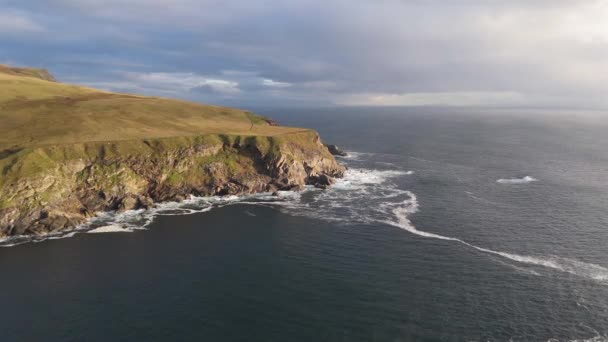 マリンからの飛行は アイルランド ドニゴール州のスリーブリーグ崖に向かって開始 — ストック動画