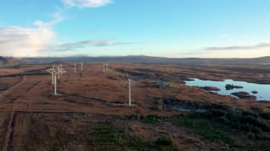 Donegal 'de Ardara ve Portnoo arasında Loughderryduff rüzgar çiftliği üretiliyor.