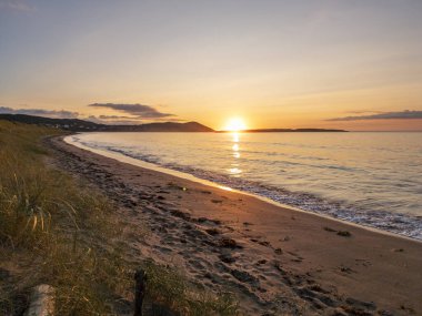 Donegal, İrlanda 'daki Portnoo Narin plajında güzel bir gün batımı..