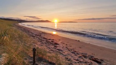 Donegal, İrlanda 'daki Portnoo Narin plajında güzel bir gün batımı..