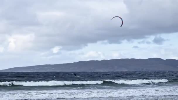 Portnoo County Donegal Ireland September 2023 Kite Surfer Використовує Вітер — стокове відео