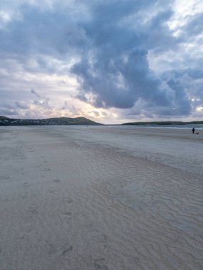 Donegal, İrlanda 'daki Portnoo Narin plajında güzel bir gün batımı..