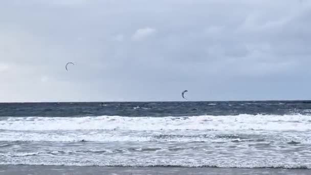 Kite Surfer Waves Narin Strand Portnoo County Donegal Ierland — Stockvideo