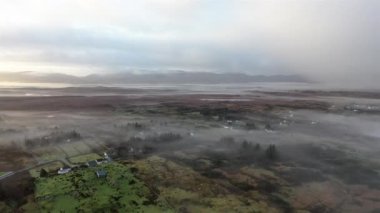 Portnoo 'nun Lough Fad' in sisli havadan görünüşü, County Donegal, İrlanda.