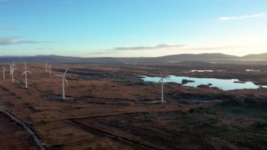 Donegal 'de Ardara ve Portnoo arasında Loughderryduff rüzgar çiftliği üretiliyor.