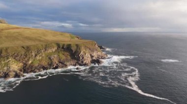 Malin Beg 'den İrlanda' nın Donegal ilçesindeki Slieve League kayalıklarına doğru uçuyor..