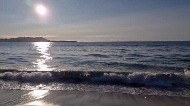 Narin Strand 'de dalgalar, Portnoo, Donegal, İrlanda' da güzel büyük mavi bir bayrak plajı.