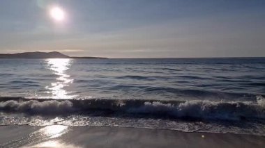 Narin Strand 'de dalgalar, Portnoo, Donegal, İrlanda' da güzel büyük mavi bir bayrak plajı.