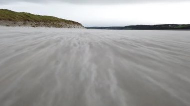 Donegal, İrlanda 'daki Lettermacaward' ın Dooey sahilinde kum fırtınası.
