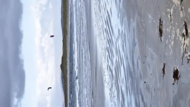 爱尔兰 爱尔兰 波特兰 2023年9月23日 爱尔兰 多纳加尔县 波尔诺 在纳林斯特兰德使用风浪猎杀冲浪手 — 图库视频影像