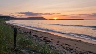 Donegal, İrlanda 'daki Portnoo Narin plajında güzel bir gün batımı..