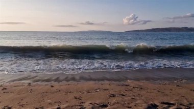 Narin Strand 'de dalgalar, Portnoo, Donegal, İrlanda' da güzel büyük mavi bir bayrak plajı.
