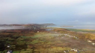 Portnoo 'nun Bonny Glen' in sisli havadan görünüşü, County Donegal - İrlanda