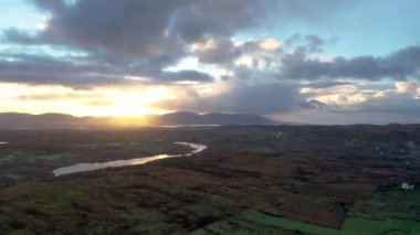 Donegal İlçesi 'ndeki Portnoo' nun Lough Fad 'de inanılmaz gündoğumu manzarası.