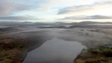Portnoo 'nun Lough Fad' in sisli havadan görünüşü, County Donegal, İrlanda.