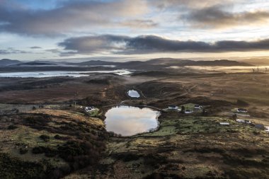 Donegal, İrlanda 'da Portnoo tarafından sisli bir Bonny Glen' in hava manzarası.