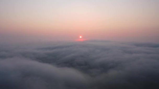 アイルランドのドニゴール州ポルトノの島の海岸を覆う霧によってぼやけている太陽 アイルランド — ストック動画