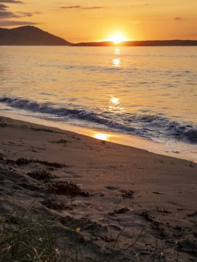 Donegal, İrlanda 'daki Portnoo Narin plajında güzel bir gün batımı..