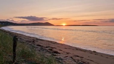 Donegal, İrlanda 'daki Portnoo Narin plajında güzel bir gün batımı..