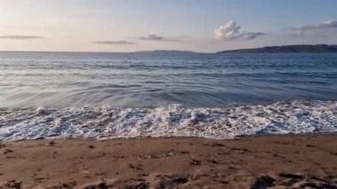 Narin Strand 'de dalgalar, Portnoo, Donegal, İrlanda' da güzel büyük mavi bir bayrak plajı.