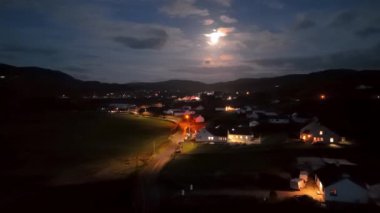 Irleand Cumhuriyeti Donegal İlçesi 'nde Glencolumbkille' in hava gece görüşü.