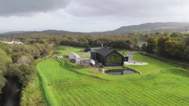 Ardara County Donegal Irland Październik 2023 Gorzelnia Ardara Produkuje Mieście — Wideo stockowe