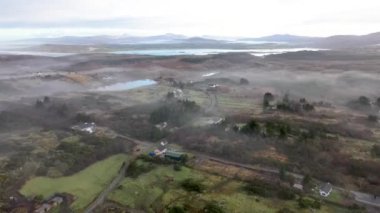 Portnoo 'nun Bonny Glen' in sisli havadan görünüşü, County Donegal - İrlanda