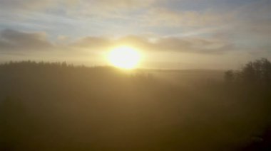 Portnoo 'nun Bonny Glen' in sisli havadan görünüşü, County Donegal - İrlanda