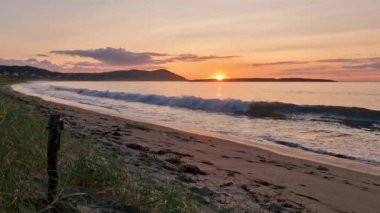 Donegal, İrlanda 'daki Portnoo Narin plajında güzel bir gün batımı..