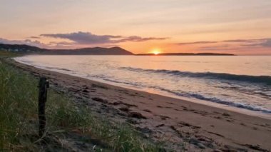 Donegal, İrlanda 'daki Portnoo Narin plajında güzel bir gün batımı..