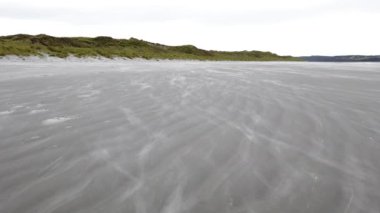 Donegal, İrlanda 'daki Lettermacaward' ın Dooey sahilinde kum fırtınası.