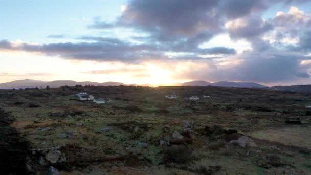 ドニゴール州ポートヌスによるボニーグレン近くの日没の空中ビュー アイルランド — ストック動画