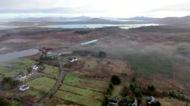 Portnoo 'nun Bonny Glen' in sisli havadan görünüşü, County Donegal - İrlanda