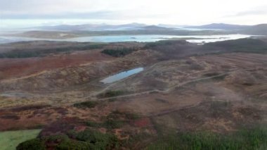Portnoo 'nun Bonny Glen' in sisli havadan görünüşü, County Donegal - İrlanda