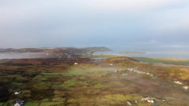 Portnoo 'nun Bonny Glen' in sisli havadan görünüşü, County Donegal - İrlanda
