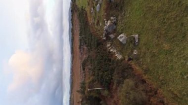 Donegal 'de Ardara ve Portnoo arasında Loughderryduff rüzgar çiftliği üretiliyor.