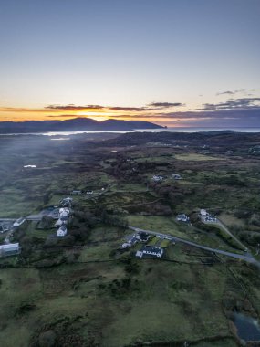 İrlanda kırsalında geleneksel olarak atık yakma nedeniyle Lough Fad üzerinde duman.