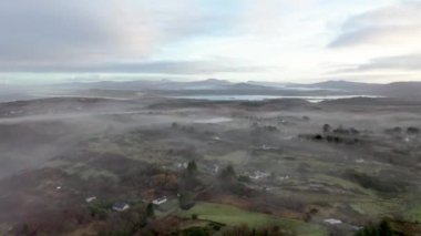 Portnoo 'nun Lough Fad' in sisli havadan görünüşü, County Donegal, İrlanda.