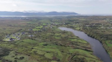 Donegal İlçesi 'nde Portnoo' dan Lough Fad 'in hava görüntüsü