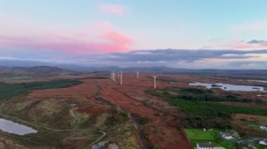 Donegal 'de Ardara ve Portnoo arasında Loughderryduff rüzgar çiftliği üretiliyor.
