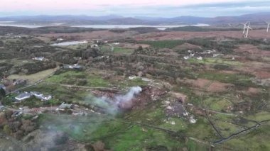 İrlanda kırsalında tipik bir atık yakma vakası - County Donegal.