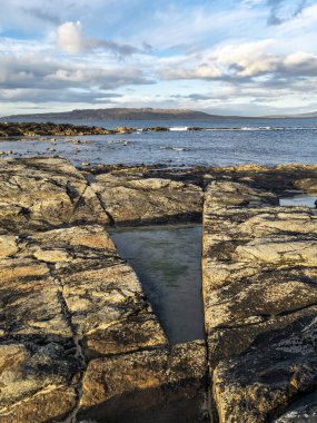 Carrickfad 'in kayaları. Portnoo' nun Narin Caddesi, Donegal İrlanda..