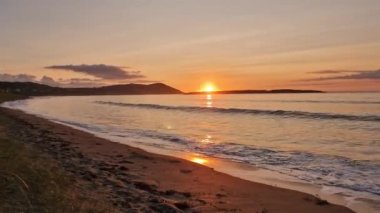 Donegal, İrlanda 'daki Portnoo Narin plajında güzel bir gün batımı..