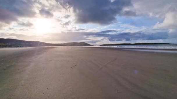 斯特兰 Narin Strand 是爱尔兰多纳加县波尔诺一个美丽的蓝色大旗海滩 — 图库视频影像