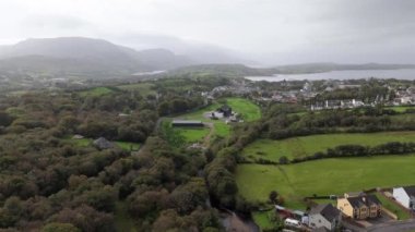 Ardara 'nın Donegal ilçesindeki Atlantik kıyısının havadan görüntüsü - İrlanda.