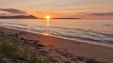 Donegal, İrlanda 'daki Portnoo Narin plajında güzel bir gün batımı..