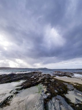 Carrickfad 'in kayaları. Portnoo' nun Narin Caddesi, Donegal İrlanda..