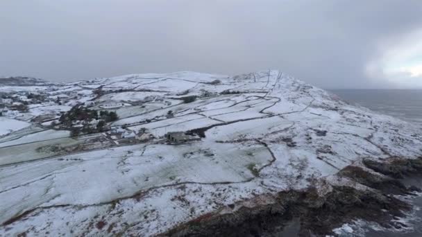 Vista Aérea Bunaninver Lackagh Cubiertos Nieve Por Portnoo Condado Donegal — Vídeo de stock