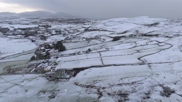 Vista Aérea Bunaninver Lackagh Cubiertos Nieve Por Portnoo Condado Donegal — Vídeos de Stock